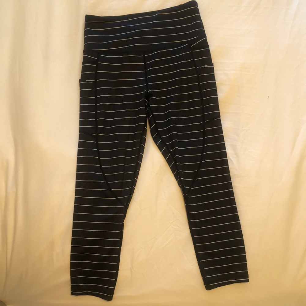 Zyia Cropped Leggings - black and white stripes